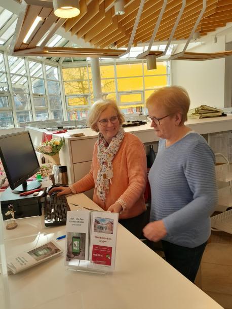 Die Kolleginnen Elke Hallenga (li.) und Maria Gerighausen testen die neuen Möglichkeiten.