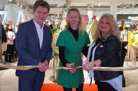 Mit dem goldenen Band fiel auch der Startschuss für den neuen Standort des Modehauses SiNN in Lingen: (v. li) Oberbürgermeister Dieter Krone, Eigentüme-rin Isabella Göbel und Iris Lenters, Geschäftsleitung Lingen. 