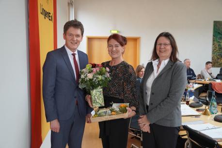 Blumen zur Verabschiedung: Oberbürgermeister Dieter Krone und die Ratsvorsitzende Annette Wintermann (re.) dankten Angelika Roelofs für ihre 30-jährige Tätigkeit für die Gleichstellung in Lingen.