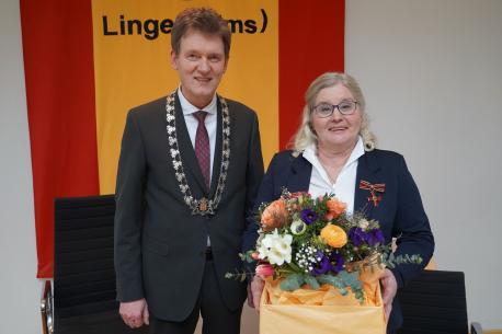 Oberbürgermeister Dieter Krone überreichte Gisela Michalowski das Bundesverdienstkreuz am Bande