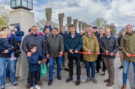 Schnitten das Band zur offiziellen Eröffnung durch: ( v. li.) Georg Tieben als ehemaliger Leiter des Fachbereichs Tiefbau zusammen mit Fritz Arbeiter, Orts-bürgermeister Christoph Stafflage, Oberbürgermeister Dieter Krone, Ortsbür-germeister Hermann Krone, Stadtbaurat Lothar Schreinemacher, Christian Schulte, Fachbereichsleiter Tiefbau.