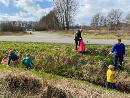 Zahlreiche fleißige Helfer beteiligten auch in diesem Jahr an der Landschaftssäu-berungsaktion. Das Foto zeigt eine Teilnehmergruppe aus dem Förderkreis Gauerbach.