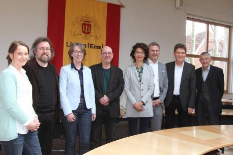Stellen das Buchprojekt „Lingen im Nationalsozialismus“ im Rathaus vor: (v. li.) die Fachbereichsleiterin Kultur Vera Bruns, Stadtarchivar Dr. Mirko Crabus, Stadtkämmerin und Kulturdezernentin Monika Schwegmann, der Herausgeber Prof. Dr. Dietmar von Reeken, die Vorsitzenden des Kulturausschusses Irene Vehring und Peter Altmeppen, Oberbürgermeister Dieter Krone und Dr. Walter Höltermann vom Forum Juden-Christen. 