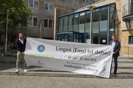 Oberbürgermeister Dieter Krone (re.) und Klimaschutzmanager der Stadt Lingen Sebastian Siemen (li.) freuen sich auf das Stadtradeln. 