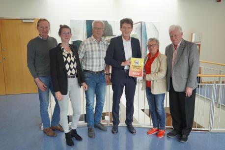 (v. li.) Seniorenberater Christof Helming, Stadträtin Katrin Möllenkamp,
Stellvertreter Heinz-Peter Gebhardt, Oberbürgermeister Dieter Krone,
Vorsitzende Mechthild Goldschmitt und Geschäftsführer Johannes Ripperda.