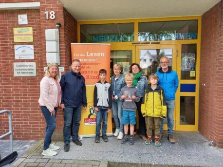 Die Castellschule zählt zu den 16 Lingener Schulen, an denen die Leselernhelfer aktiv sind: (v. li.) Schulleiterin Denise Haim, der Vereinsvorsitzende Josef Lüken mit drei der sechs Lesepaten der Castellschule Dr. Elisabeth Horrix, Annette Lieftink und Hans-Peter Sondermann-Rakers sowie ihren Lesekindern Alex Deak, Theo Kaß und Maximilian Eilen.