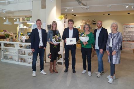 Herzliche Gratulation zum Gemeinschaftsstore: (v.li.) Jonas Berger (Citymanagement der Stadt Lingen (Ems)), Sandra Reichenberger (Unverpackt Lingen), Oberbürgermeister Dieter Krone, Barbara Ecke (Weltladen Lingen), Marko Schnitker (stellvertretender Geschäftsführer der Lingen Wirtschaft + Tourismus GmbH) und Kerstin Steinborn (Geschäftsführerin MVI Immobiliengruppe). 