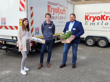 Lara Bemboom (li.) von der Wirtschaftsförderung Lingen und Ortsbürgermeister Christoph Stafflage (re.) zeigten sich beeindruckt von den Leistungen des Teams rund um Pascal Bertling. 