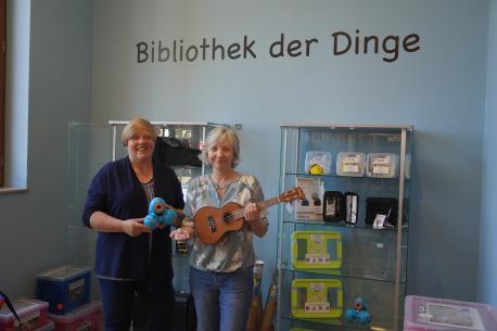 Simone Knocke, die Leiterin der Stadtbibliothek Lingen (li.) und Sabine Lambers vom Team der Stadtbibliothek freuen sich: Stadtbibliothek Lingen bietet nun auch „Bibliothek der Dinge“