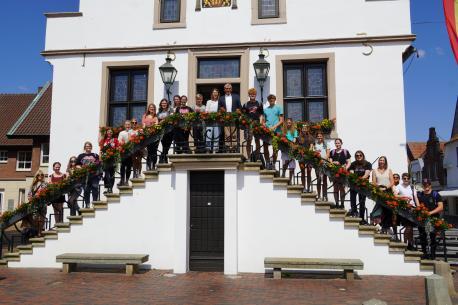 Lingens zweiter Bürgermeister Werner Hartke begrüßt im historischen Rathaus eine amerikanische Delegation aus 21 Schülern zusammen mit ihren vier Lehrern und Betreuern die das Gymnasium Georgianum in Lingen besuchen. 
