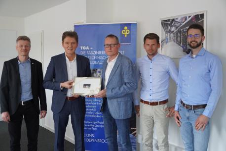 (v. li.) Dietmar Lager von der Wirtschaftsförderung der Stadt Lingen (Ems) und Oberbürgermeister Dieter Krone gratulierten dem Depenbrock-Bereichsleiter Mi-chael Rumker sowie den beiden Mitarbeitern, die vor Ort tätig sind, zum neuen Standort. 