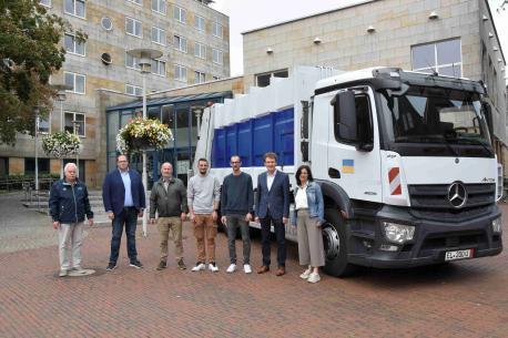 Fahrzeug und Fahrer sind bereit: (v. li.) Hermann H. Lindwehr, Dirk Herzog (Leiter des Bauhofs), Bernd Alberts, Christopher Kerschbaum, André Wilming, Oberbürgermeister Dieter Krone und Irmgard Starmann (Koordinatorin für kommunaler Entwicklungspolitik bei der Stadt Lingen (Ems).