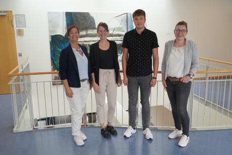 Begrüßten Josua Seifert (2. v. re.) im Rathaus: (v. li.) Esther Thyen vom Fachdienst Personal, Stadträtin Katrin Möllenkamp und Inge Els, stellvertretende Fachbereichsleiterin Personal und Innere Dienste (re.).