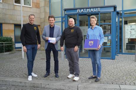 Freuen sich auf die weitere Zusammenarbeit: (v. li.) Bastian Papen Geschäftsführender Gesellschafter der Cornexion GmbH, Oberbürgermeister Dieter Krone, Andreas Bernaczek, Geschäftsführender Gesellschafter und Founder der Cornexion GmbH sowie Sandra Prekel von der Wirtschaftsförderung der Stadt Lingen (Ems).