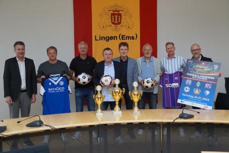 Freuen sich auf den Budenzauber 2024: (v. li.) Florian Krebs, Philipp Heithölter (Arminia Bielefeld), Robert Thoben (SV Meppen), Dirk Dreher (Bayer 04 Leverkusen), Oberbürgermeister Dieter Krone, Jürgen Gelsdorf (Bayer 04 Leverkusen), Christian Claaßen (VfL Osnabrück) und Bernd Kühn. 