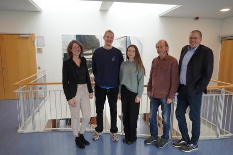 Stadträtin Katrin Möllenkamp (links), Guido Franke (Fachbereichsleiter Personal und Innere Dienste) (rechts) und Franz Hüer (Fachdienstleiter Jugendhilfe) (2.v.rechts) gratulieren Lena Holtkamp (Mitte) und Axel Nüsse (2.v.links) zum Abschluss des Dualen Studiums.