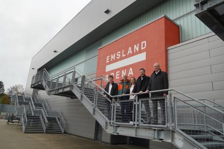 (v.l.) Oberbürgermeister Dieter Krone, Heiner Rehnen (Vorsitzender des Betriebsausschusses Emslandhallen), Anne Ahaus (Stadtwerke Lingen), Florian Krebs (EmslandArena und Emslandhallen) und Dr. Ralf Büring (Geschäftsführer Stadtwerke Lingen).
