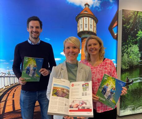 „Präsentieren das neue Urlaubsmagazin für Lingen: LWT Geschäftsführer Jan Koormann sowie Natascha Meyer und Claudia Afting“