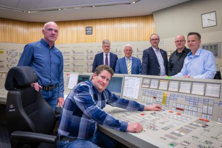 Die Schichtmannschaft des KKW Emsland mit Nikolaus Valerius, Wolfgang Kahlert und Andreas Friehe 
bei der Abschaltung des KKW Emsland.
(von links nach rechts: Michael Kallabis, Ralf Berndzen, Nikolaus Valerius, Wolfgang Kahlert, Andreas Friehe, Thorsten Knoop, Thorsten Kues)