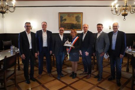 Daniel Sobhan-Sarbandi (CFO/Geschäftsführer emco Group), Jörg Harbecke (Geschäftsführer emco Bautechnik GmbH), Anselme Hoffmann (Dirécteur Général emco France SAS), Laure Valentin (Bürgermeisterin Dampierre), Erster Bürgermeister Stefan Heskamp, Christian Gnaß (CEO/Geschäftsführender Gesellschafter emco Group), Jochen Holzapfel (ehemaliger Geschäftsführer emco Bautechnik GmbH).