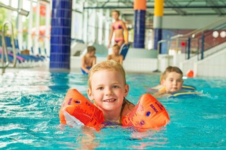 Kind mit Schwimmflügel im Linusbad. 
