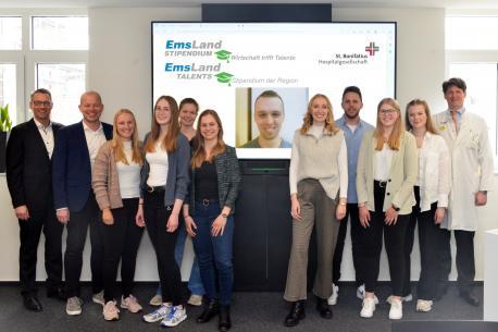 Im Rahmen einer „hybriden“ Veranstaltung hießen Personalleiter Jens Eilers (v.li.), Hauptgeschäftsführer Ansgar Veer und der Ärztliche Direktor Prof. Dr. Olaf Brinkmann (re.) die neuen Stipendiaten herzlich willkommen.
