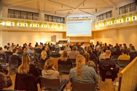 Knapp 100 Teilnehmer aus dem Bereich der Jugendarbeit und Schule fanden sich im LWH ein, um beim Medienpräventionstag wichtige Informationen und Anregungen für die digitale Arbeit mit jungen Menschen zu erhalten. 