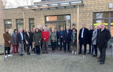 Engagieren sich gemeinsam für die Entwicklung des ländlichen Raums im Rahmen des EU-Förderprogramms LEADER: Die Mitglieder der LAG Südliches Emsland vorm Andreashaus in Andervenne zur konstituierenden Sitzung vom 15.02.2023