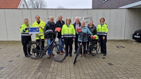 Freuen sich über das Angebot (v.li.): Katja Vieler, Stefan Hagemann (beide Präventionsteam der Polizei Lingen), Heinz-Peter Gebhardt (Seniorenvertretung der Stadt Lingen (Ems)), Christoph Helming (Seniorenberater der Stadt Lingen (Ems)), Heike Bahr (Präventionsteam der Polizei Lingen), Johannes Ripperda, Mechthild Goldschmitt, Brigitte Brüggmann (alle Seniorenvertretung der Stadt Lingen (Ems)) und Sabine Dickebohm (Präventionsteam der Polizei Lingen)