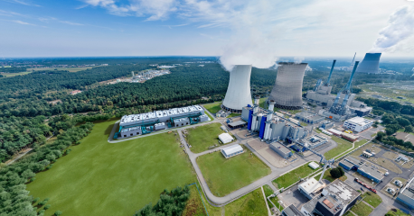 RWE Gaskraftwerk Emsland in Lingen mit einer Visualisierung des Gebäudes (links neben Kühlturm), in dem die GET H2 Elektrolyse installiert werden soll.  
