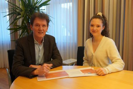 Lena Holtkamp berichtet Oberbürgermeister Dieter Krone von ihren ersten Erfah-rungen als Verfahrenslotsin. 