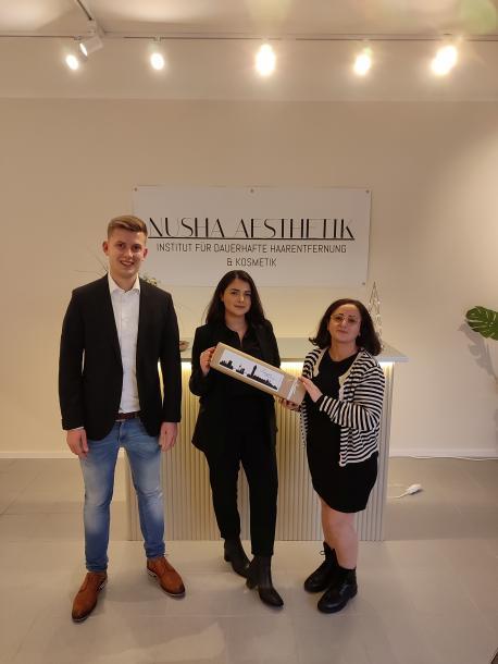 Max Nie-Hoegen von der Wirtschaftsförderung der Stadt Lingen besichtigte die Räumlichkeiten von Nejbir und Hasliya Atalan.