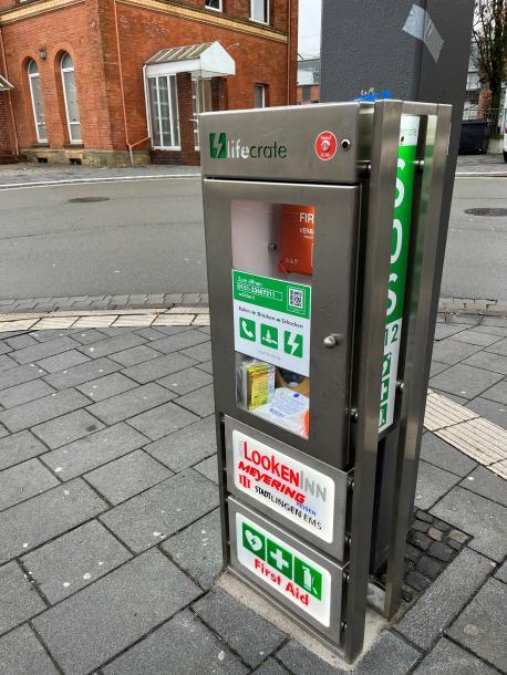 Erste Hilfe Kasten beim ZOB in Lingen. 