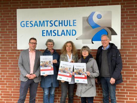 Freuen sich auf das faire Frühstück 2024: (v. li.) Schulleiter Godehard Otterbeck, Traute Pott (Steuerungsgruppe Fairtrade-Stadt Lingen), Lehrerin Anna Keuters-Gels, Maria Niemann und Holger Berentzen (Sprecherteam Steuerungsgruppe Fairtrade-Stadt Lingen)