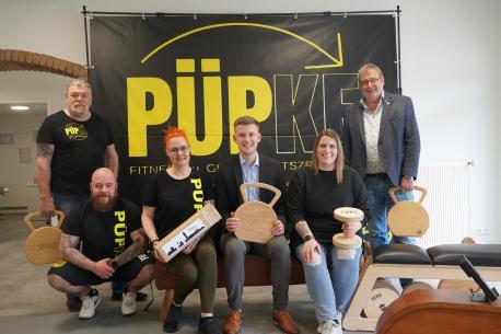 Ortsbürgermeister Martin Koopmann (re.) und Max Nie-Hoegen (Mitte) gratulierten Diana Püpke (3. v. i.) und ihrem Team zur Neueröffnung: (v. li.) Rolf Püpke, Alex Cotirlea und Christina Moss (2. v. re.).