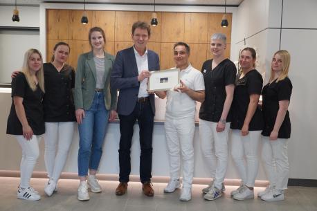 Oberbürgermeister Dieter Krone und Maren Teschke von der Wirtschaftsförderung der Stadt Lingen gratulierten Alireza Ostad und seinem Team zur Neueröffnung: (v. li.) Saskia Fesjuk, Christina Pallus sowie Sabrina Kayser, Lara Feldhaus sowie Maresa Robbe.