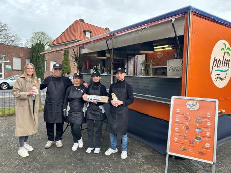 Sophia Schaa (li.) von der Wirtschaftsförderung der Stadt Lingen freut sich, dass der Neustart von Familie Alhashemi mit dem Foodtruck „Palm Food“ gut gelaufen ist.