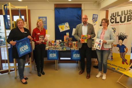 Freuen sich auf den Julius-Club 2024: (v. li.) Simone Knocke und Birgit Terfehr von der Lingener Stadtbibliothek, Sven Wohkittel von der VGH und Dezernentin Monika Schwegmann.