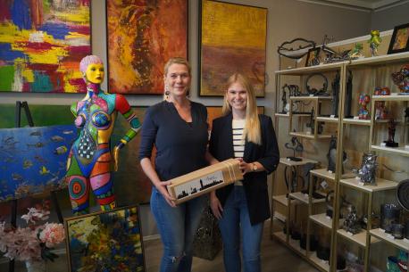 Sarah Koopmann von der Wirtschaftsförderung der Stadt Lingen (Ems) gratuliert Judith Plicka zur Neueröffnung.