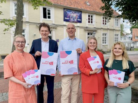 von links nach rechts:  Veronika Olbrich, Geschäftsführerin Emsländische Landschaft e.V., Dieter Krone, Oberbürgermeister der Stadt Lingen, Nils Hanraets, Leiter des TPZ Lingen, Lena-Marieke Rosemann, Grafikdesignerin, Anastasia Bursova, Leiterin des Festivalbüros. 