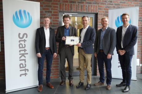 Dietmar Lager von der Wirtschaftsförderung der Stadt Lingen (Ems), Oberbürgermeister Dieter Krone sowie Claus Urbanke, Bernd Hemmers und Tobias Bülter von Statkraft