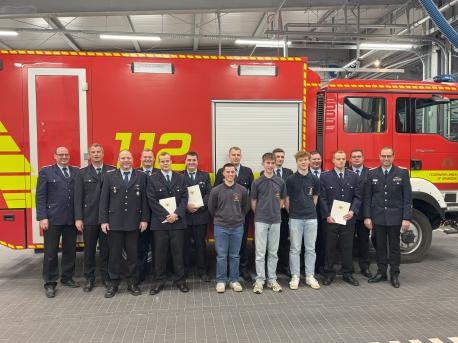 hintere Reihe v. l. Uwe Keiser (stv. Ortsbrandmeister), Jürgen Stoke (Stadt-brandmeister), Mathis Keiser, Dennis Lögering, Noah Stoke, Ben Ole Rever-mann, Markus Dall (Ortsbrandmeister), Daniel Herbers (stv. Stadtbrandmeister)

vordere Reihe v.l. Jörg Rickling, Mathis Herbers, Raphael Wascher, Tobias Kues, Jan van Werde, Levin Herbers und Alois Wilmes (stv. Brandabschnittsleiter Süd)