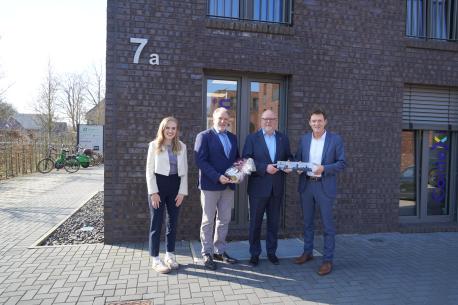 Caroline Ohmann von der Wirtschaftsförderung der Stadt Lingen, Ortsbürgermeister Manfred Schonhoff und Oberbürgermeister Dieter Krone (re.) gratulierten Dirk Meyer zum neuen Büro. 