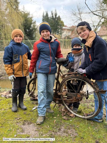 Viele fleißige Helfer beteiligten sich wieder an der diesjährigen Landschaftssäuberungsaktion. Das Foto zeigt eine Teilnehmergruppe der Interessengemeinschaft Stadtteil Reuschberge e. V..