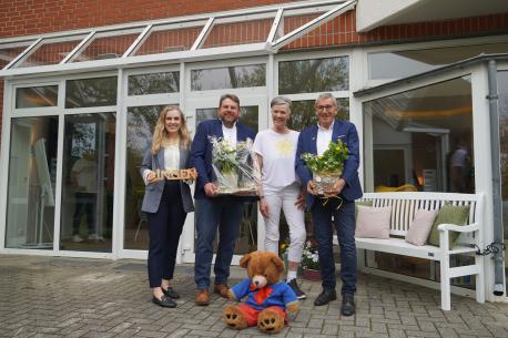 Gratulierten zur Neueröffnung (v.li.) Caroline Ohmann von der Wirtschaftsförderung der Stadt Lingen, Ortsbürgermeister Christoph Stafflage und der Zweite Bürgermeister Werner Hartke (re.) gratulierten Christiane Humbert zur Neueröffnung.
