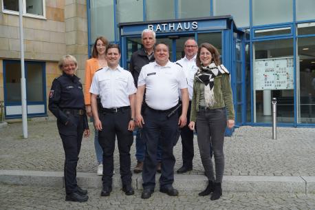 Staffelübergabe in Lingen: Polizeikommissar David Gawelczyk (3. v. li.) übernimmt offiziell das Amt des Kontaktbereichsbeamten von Günter Wiechmann (Mitte). Mit dabei: Leitende Polizeidirektorin Nicola Simon (li.), Anja Witt (2. v. li.), Erster Polizeihauptkommissar Christian Albert (2. v. re.) und Stadträtin Katrin Möllenkamp (re.).