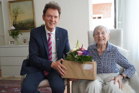 Oberbürgermeister Dieter Krone (links) gratuliert Ruth Fischer (rechts) herzlich zum 105. Geburtstag.