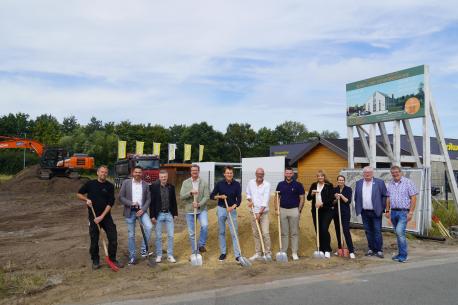 Setzen den ersten Spatenstich für den Neubau von Portheine: (v.i.) Rouven Gravelmann (Bauleitung Hochbau des Bauunternehmens Krämer), Christian Keller (Geschäftsführer von Rücken & Partner Ingenieurgesellschaften), Dietmar Lager (Wirtschaftsförderung der Stadt Lingen), Ortsbürgermeister Michael Teschke, Oberbürgermeister Dieter Krone, Geschäftsführer Hermann Portheine, Ge-schäftsführer Dennis Gösling, die Architektinnen Verena Lübken und Christiane Berning (beide Rücken & Partner Ingenieurgesell
