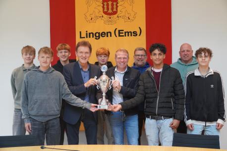 Freuen sich, dass der Pokal hjetzt im Rathaus angekommen ist: (v. li.) Lasse Brinker, Johann Knoop, Jesper Temmen, Dieter Krone, Jan Lübbers, Frank Lüb-bers, Michael Vieth, Fadi Elsyed, Marco Hilbers, Henri Dörner