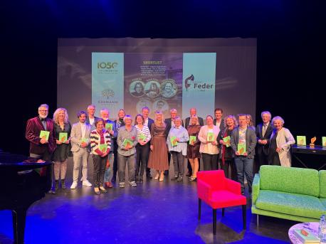 Die Finalistinnen und Finalisten der „Lingener Feder 2025“ gemeinsam mit den Autorinnen und Autoren der Longlist, der Jury, Oberbürgermeister Dieter Krone, Initiatorin Andrea Thal (Agentur Wortglitzer) sowie Johannes von der Werkstatt des Christophorus-Werks Lingen. Alle halten stolz den frisch erschienenen Sammelband „Es geschah in Lingen“ in den Händen.